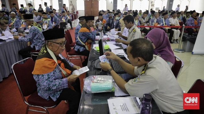 Jemaah Haji Visa Khusus yang Tetap Berangkat Bisa Dipidana Calon jamaah haji yang tergabung dalam Kloter 1 Embarkasi Jakarta-Pondok Gede tiba di Asrama Haji Pondok Gede, Jakarta, Senin, 16 Juli 2018. Di Asrama Haji para jamaah menerima sejumlah perlengkapan seperti gelang, obat-obatan, pasport dan uang keperluan sehari-hari. selain itu para jamaah juga diperiksa kembali kesehatannya dan menerima informasi mengenai pelaksanaan haji. CNN Indonesia/Adhi Wicaksono