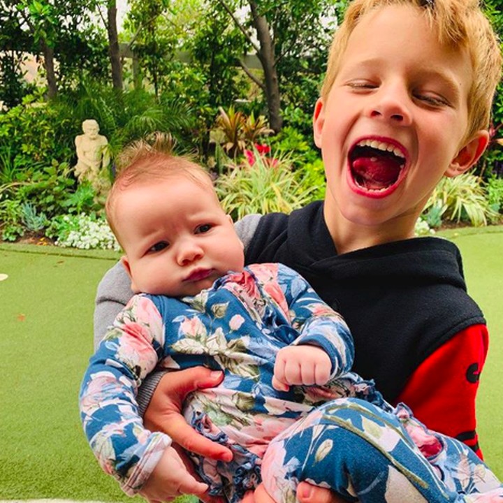 Birdie bersama kakak laki-lakinya. Bubun kurang yakin Birdie merasa senang digendong sang kakak, hi-hi-hi. (Foto: Instagram @jessicasimpson)