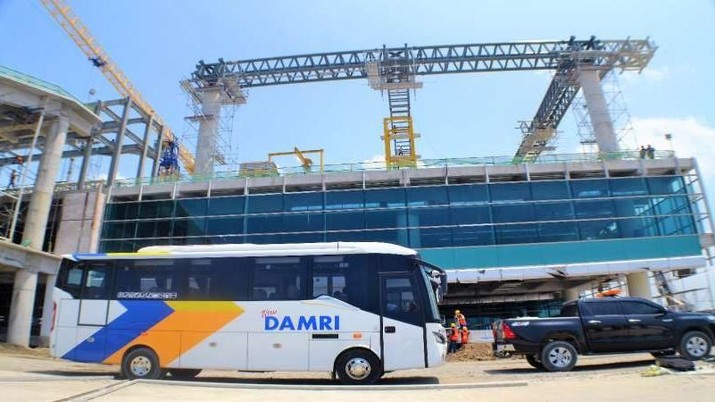 Garuda Indonesia Pangkas Gaji, Bagaimana dengan Perum Damri?