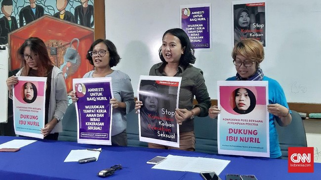 Aktivis perempuan dari Perempuan Mahardika menagih amnesti bagi Baiq Nuril setelah peninjauan kembali kasusnya ditolak oleh Mahkamah Agung.