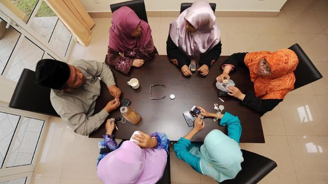 Banyak orang beranggapan bahwa istri yang mengizinkan suaminya untuk berpoligami dijamin masuk surga. Benarkah ada jaminan tersebut?