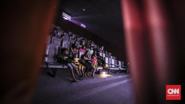 Minat masyarakat Aceh menonton di bioskop sebenarnya tinggi, namun bioskop di sana tersapu tsunami 2004 dan asa dibangun kembali sirna seiring perda syariat.