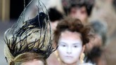 FOTO: Eksperimen Busana Guo Pei Tak Main-main Meski tak terlihat modern dan kontemporer, koleksi Guo Pei memiliki kompleksitas yang tinggi.