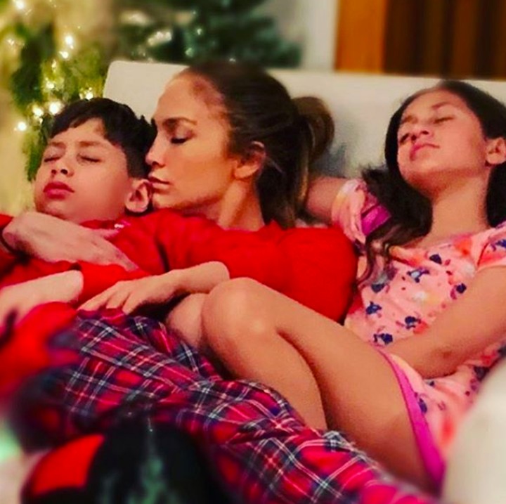 <p>Enggak cuma artis dalam negeri saja karena para selebriti mancanegara juga banyak yang memiliki anak kembar sepasang. Salah satunya Jennifer Lopez yang menamai anaknya Emme dan Max. (Foto: Instagram @jlo)</p>