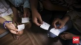 FOTO: Menikmati Film Indonesia di Bioskop Rakyat Teluk Gong Bioskop rakyat bernama Indiskop sudah bisa dinikmati oleh masyarakat di Pasar Jaya Teluk Gong, Jakarta sejak Jumat (5/7).
