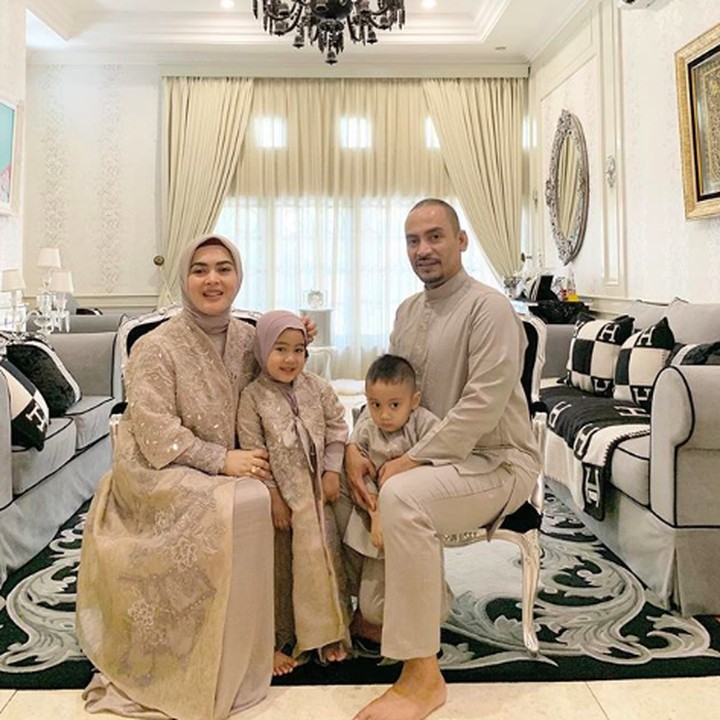 <p>Aisyahrani yang juga diketahui sebagai asik Syahrini memiliki anak kembar sepasang yang diberi nama Raja dan Ratu. (Foto: Instagram @syah55)</p>