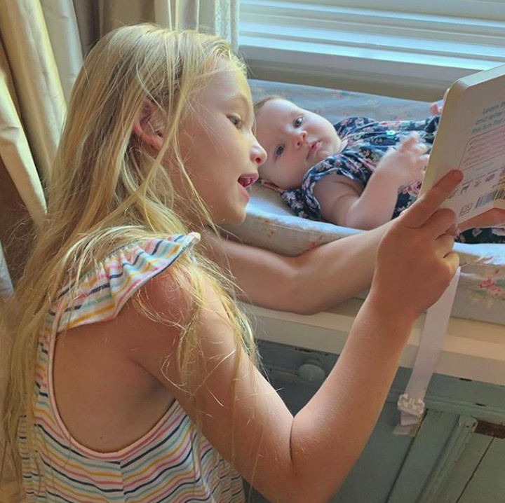 Birdie jadi teman main bagi para kakaknya. Kali ini Maxwell membacakan buku cerita pada Birdie. (Foto: Instagram @jessicasimpson)