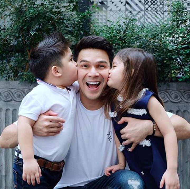 <p>Kebahagiaan Jonathan Frizzy dan Dhena Aldhalia Devanka semakin lengkap setelah mendapat anak kembar laki-laki dan perempuan pada tahun 2018. Kini, Zac dan Zoe sudah berusia 4 tahun lebih. (Foto: Instagram @ijonkfrizzy)  </p>