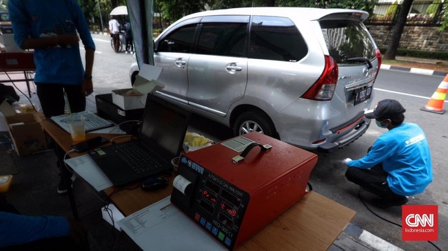 Tutup tangki bahan bakar di sebelah kanan, biasanya knalpot berada di kiri, pun sebaliknya. Apa alasannya?