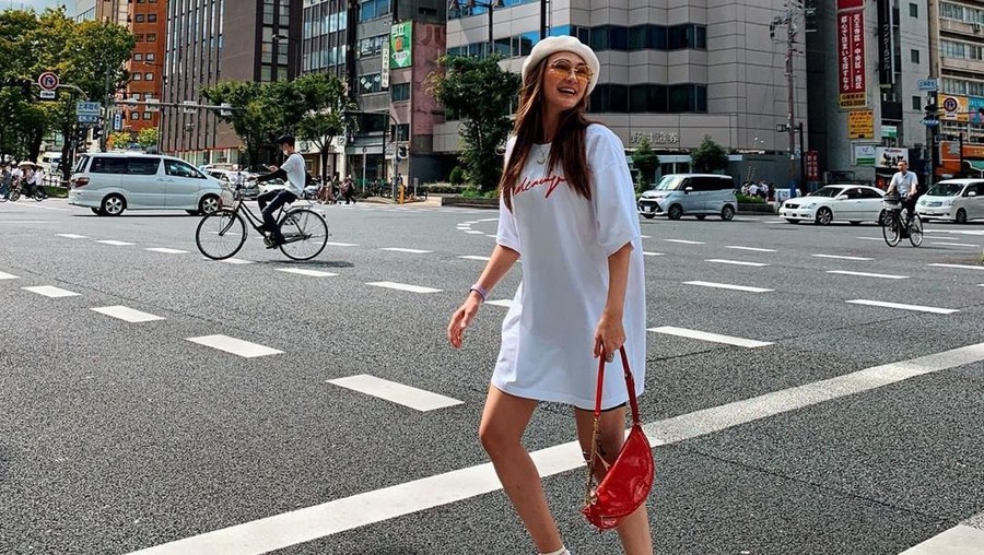 Luna Maya menonton langsung konser BTS di Osaka, Jepang.