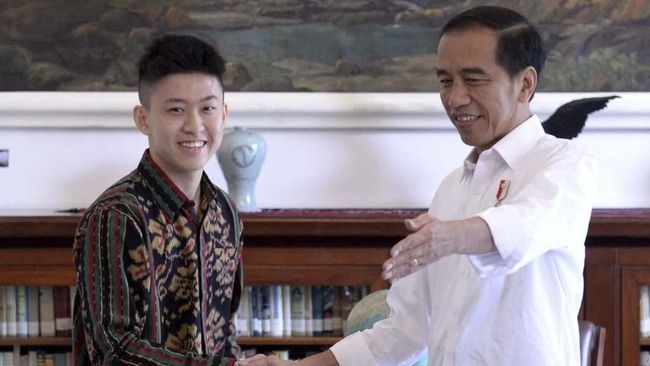 Penyanyi rap Rich Brian sempat diajak berkeliling melihat domba di Istana Bogor. Dia pun membahas album musik berikutnya saat berbincang dengan Presiden Jokowi.