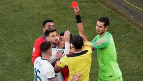 Messi Baru Dua Kali Dikartu Merah