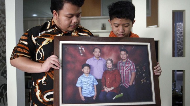 Gubernur Jawa Tengah, Ganjar Pranowo turut menghadiri pemakaman Kapusdatin BNPB Sutopo Purwo Nugroho dan menyempatkan diri bertemu pihak keluarga di rumah duka.