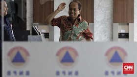 Bendera Merah Putih Selimuti Peti Jenazah Sutopo