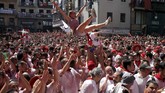 FOTO : Berdarah-darah demi Festival San Fermin Festival San Fermin diselenggarakan untuk mengingat Fermin, putra senator zaman Romawi yang jadi uskup pertama, tewas dikejar banteng.