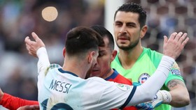 FOTO: Detik-detik Messi Dapat Kartu Merah di Copa America