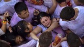 FOTO : Berdarah-darah demi Festival San Fermin Festival San Fermin diselenggarakan untuk mengingat Fermin, putra senator zaman Romawi yang jadi uskup pertama, tewas dikejar banteng.