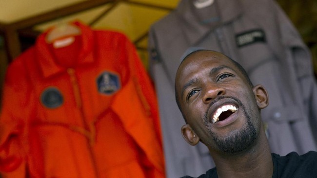 Seorang pria Afrika Selatan calon astronaut kulit hitam Afrika pertama yang hendak terbang menuju ruang angkasa, meninggal dalam kecelakaan sepeda motor.