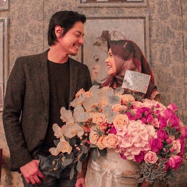 Cut Meyriska dan Roger Danuarta Pakai Adat Aceh untuk Akad