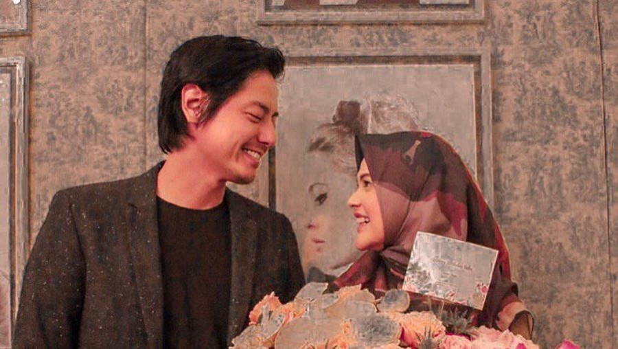 Roger Danuarta Ceritakan Awal Mula Jatuh Cinta pada Cut Meyriska Roger menceritakan awal pertemuannya dengan Cut Meyriska. Ternyata, jatuh cinta pada pandangan pertama.