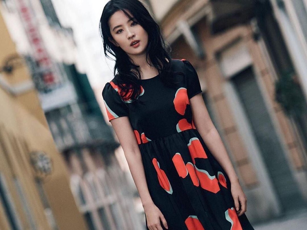 Film Mulan Live Action baru saja merilis trailer terbaru hari ini&comma; Senin &lpar;8&sol;7&rpar;&period; Nama Liu Yifei pun menarik simpati banyak orang&period; Lalu seperti apa peson Yifei&quest;