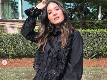 img-title Alami Trikotilomania, Olivia Munn Sering Cabuti Bulu Mata Sendiri
