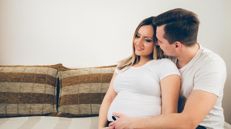 Ilustrasi ibu hamil dan pasangan Young future parents relaxing at home