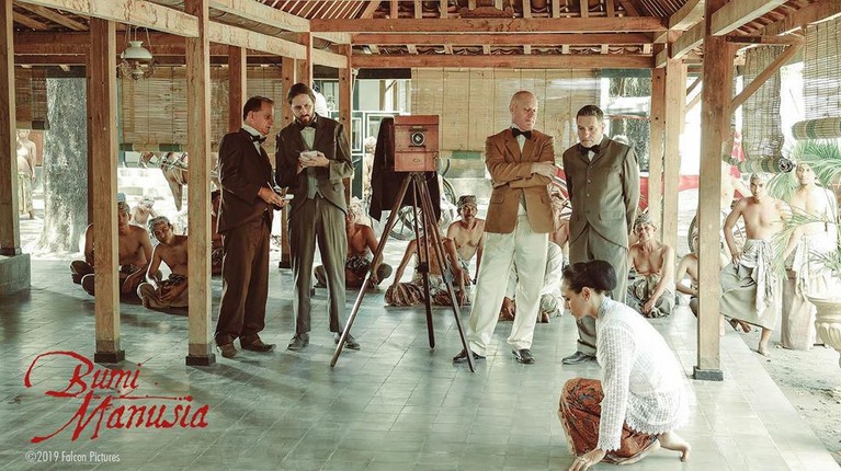 Sekitar lebih kurang sebulan lagi, film Bumi Manusia akan tayang di bioskop. Tujuh potret adegan emosional ini pastinya akan membuatmu semakin penasaran.