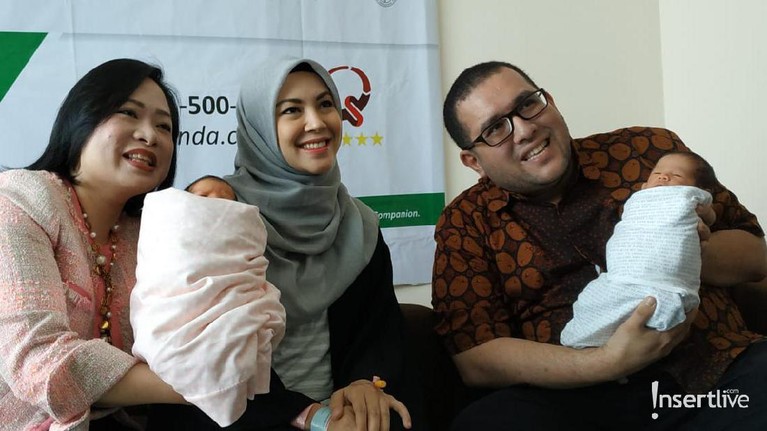 Penampakan Pertama Anak Kembar Ratna Galih Ratna Galih melahirkan anak kembar pada Jumat (5/7) lalu. Bayi kembar itu berjenis kelamin laki-laki dan perempuan.