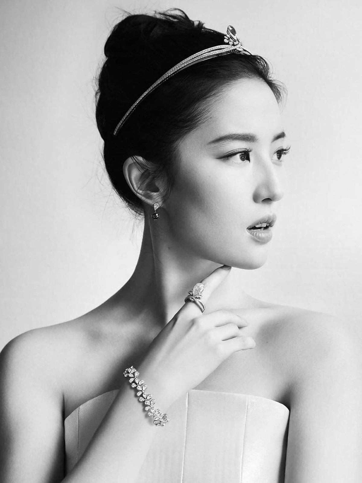 Film Mulan Live Action baru saja merilis trailer terbaru hari ini&comma; Senin &lpar;8&sol;7&rpar;&period; Nama Liu Yifei pun menarik simpati banyak orang&period; Lalu seperti apa peson Yifei&quest;