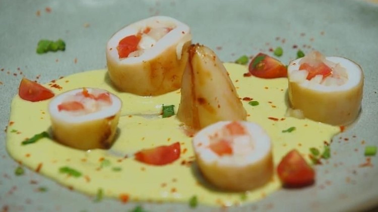 Olahan cumi memang selalu menggoda ya, Bun. Apalagi menu cumi yang satu ini, dijamin bikin lidah berdecak saat mencium aromanya.