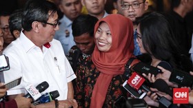 Baiq Nuril Semringah Usai Rapat di DPR: Selangkah Lagi