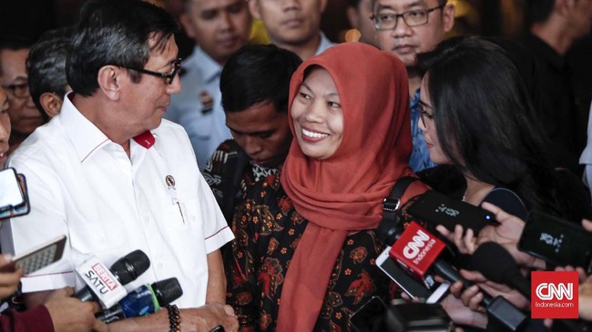 Korban pelecehan seksual yang jadi terpidana UU ITE Baiq Nuril Maqnun tampak berseri selepas mengikuti rapat di DPR perihal permohonan amnestinya.