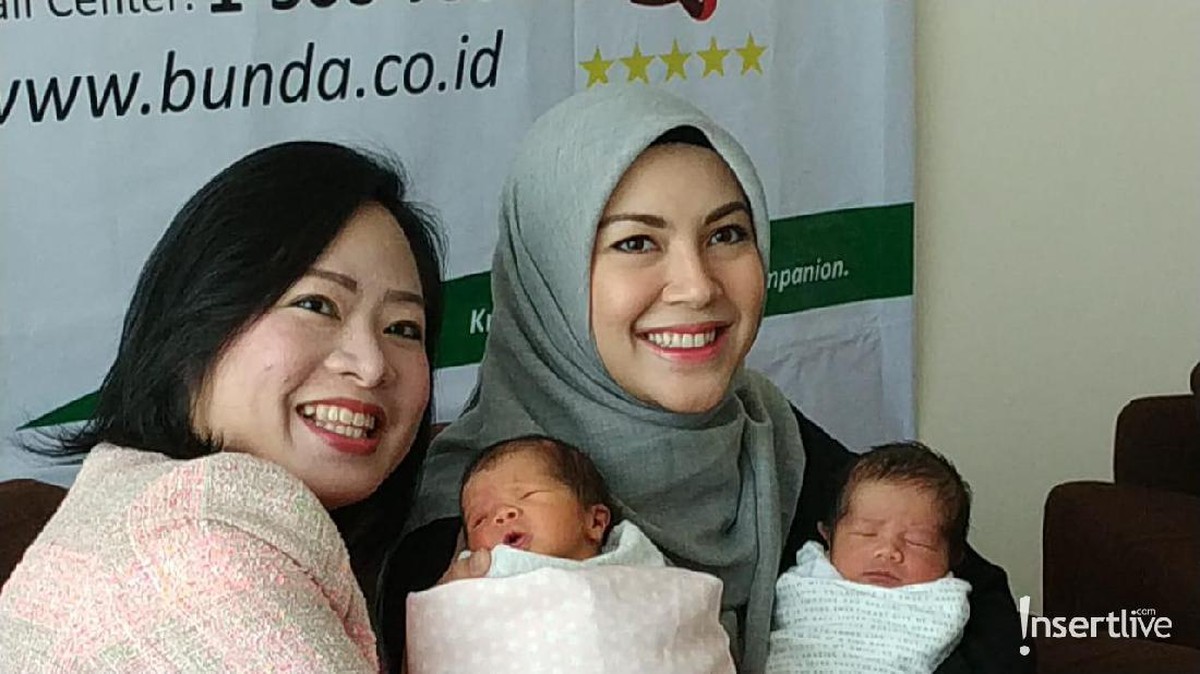 Ratna Galih melahirkan anak kembar pada Jumat &lpar;5&sol;7&rpar; lalu&period; Bayi kembar itu berjenis kelamin laki-laki dan perempuan&period; 