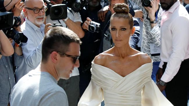 Gaya busana Celine Dion kerap jadi sorotan. Dia bahkan dijuluki Ratu Couture pada gelaran Paris Couture Week.