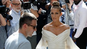 Celine Dion Jadi 'Ratu' dalam Paris Couture Week