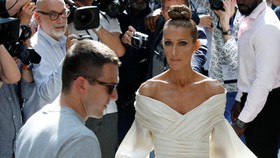 img-title Celine Dion Jadi 'Ratu' dalam Paris Couture Week