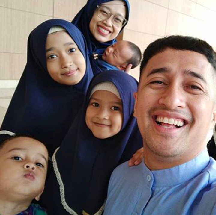 <p>Tak banyak yang menyangka jika presenter Irfan Hakim sudah dikaruniai lima anak. Di antaranya ada yang kembar lho, Bun. Bisa tunjuk mana yang kembar? He-he-he. (Foto: Instagram @irfanhakim75)</p>