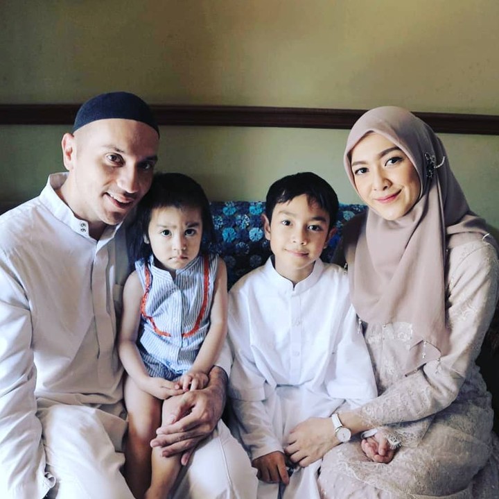 Namun akhirnya, pasangan ini batal cerai dan kembali bersama. (Foto: Instagram @iskak_gary)<span class="im"><br /></span>