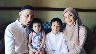 Bikin Adem, 7 Potret Keluarga Gary Iskak yang Makin Religius