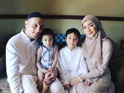 Bikin Adem, 7 Potret Keluarga Gary Iskak yang Makin Religius
