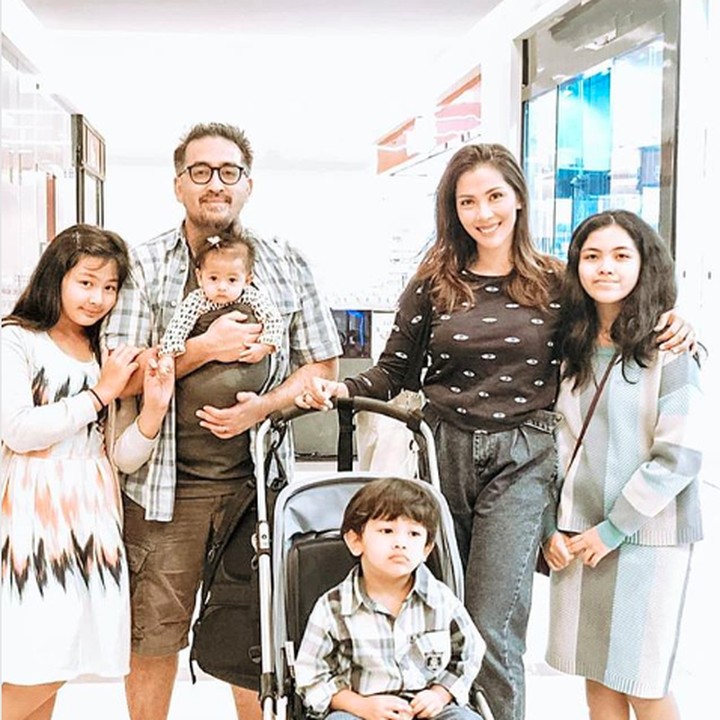 <p>Nadia Mulya juga mengaku sangat antusias memiliki empat anak. Meski sudah memiliki banyak anak, ternyata Nadia masih bercita-cita punya enam anak lho, Bun. (Foto: Instagram @nadiamulya)</p>