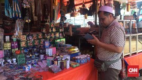 Berebut Untung 'Musiman' di Lapak 4 Meter Asrama Haji