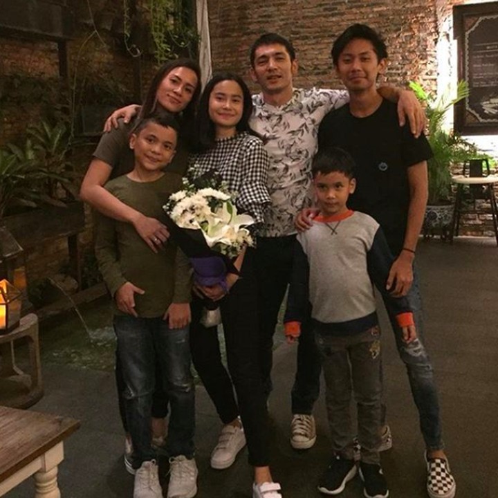 <p>Jarang tersorot kehidupan pribadinya, ternyata Abimana Arya sudah memiliki empat anak yang kini sudah mulai beranjak remaja. Wah, seru ya potret keluarga mereka! (Foto: Instagram @inong_ayu)</p>