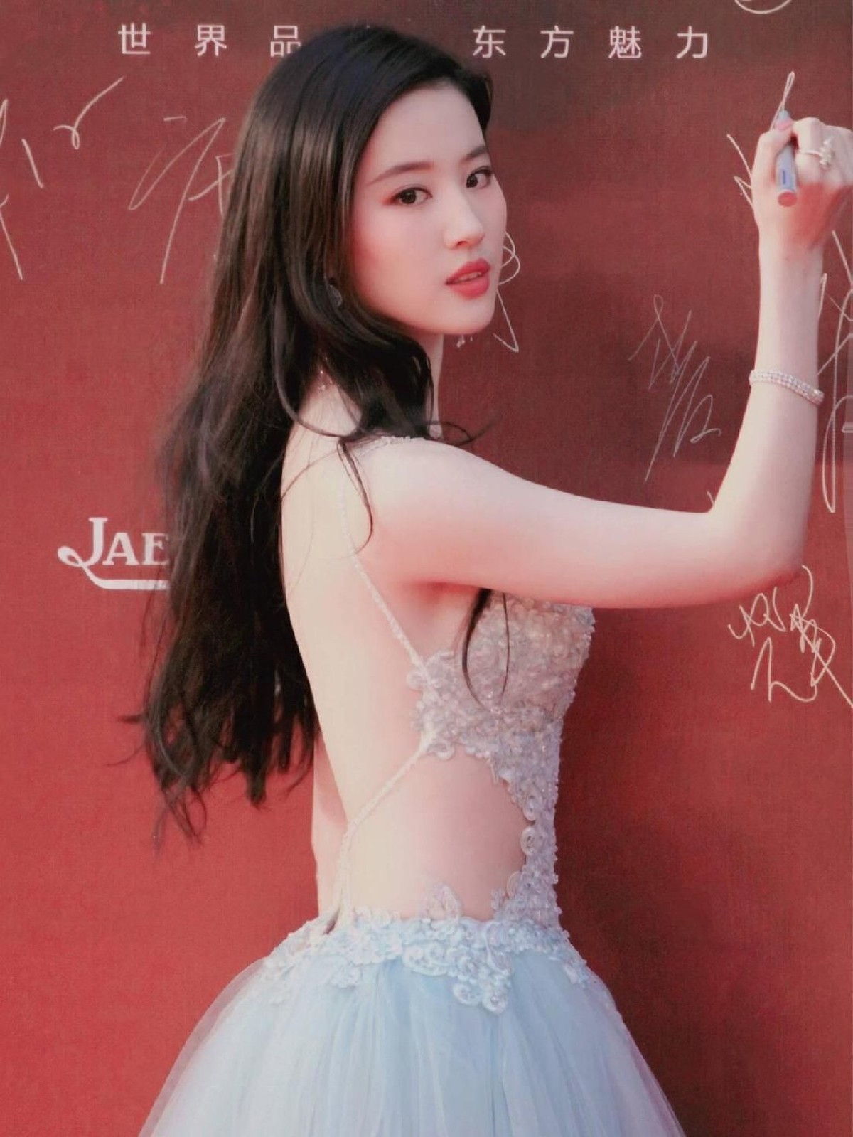 Film Mulan Live Action baru saja merilis trailer terbaru hari ini&comma; Senin &lpar;8&sol;7&rpar;&period; Nama Liu Yifei pun menarik simpati banyak orang&period; Lalu seperti apa peson Yifei&quest;