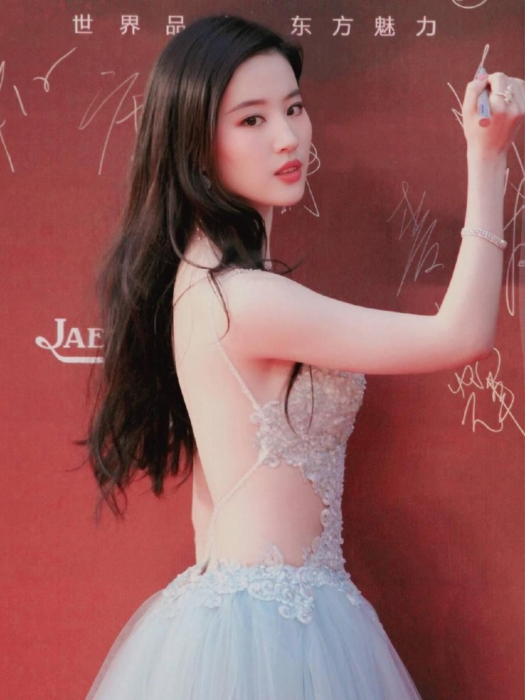 Film Mulan Live Action baru saja merilis trailer terbaru hari ini, Senin (8/7). Nama Liu Yifei pun menarik simpati banyak orang. Lalu seperti apa peson Yifei?