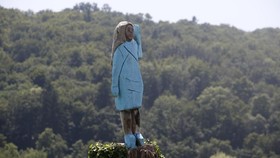 Patung Melania Trump di Slovenia Rusak Dibakar