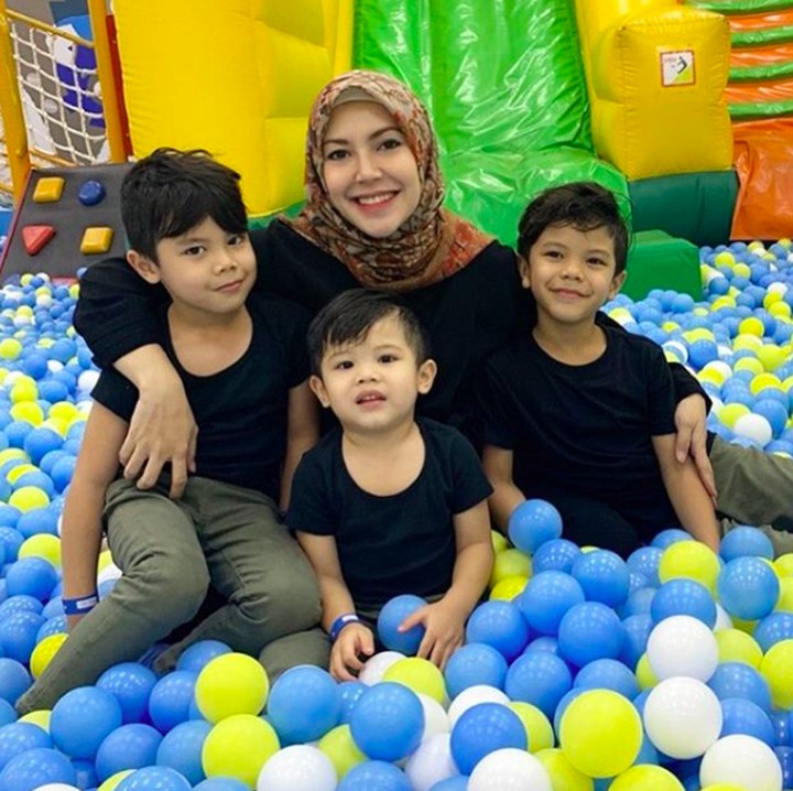 <p>Ratna Galih baru saja dikaruniai anak kembar fraternal atau kembar non-identik. Sebelumnya, Ratna sudah memiliki tiga jagoan yang lucu dan menggemaskan. (Foto: Instagram @ratnagalih)</p>