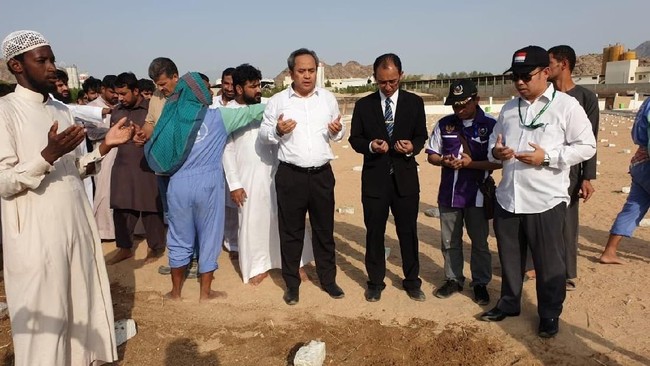 Jasad empat warga Lombok, NTB itu dimakamkan di Arab Saudi. Mereka diduga sudah melebihi izin tinggal dan menjadi pendatang ilegal.