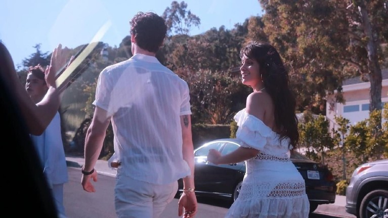 Lagi, Shawn Mendes & Camilla Cabello Tampil Mesra di Publik Isu asmara antara Shawn Mendes dan Camilla Cabello makin ramai diperbincangkan. Pasalnya mereka tak segan tampil mesra di depan umum. Seperti apa potretnya?